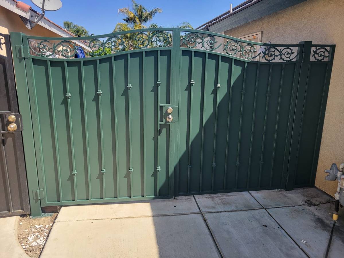 Outdoor fence cleaning / pressure wash