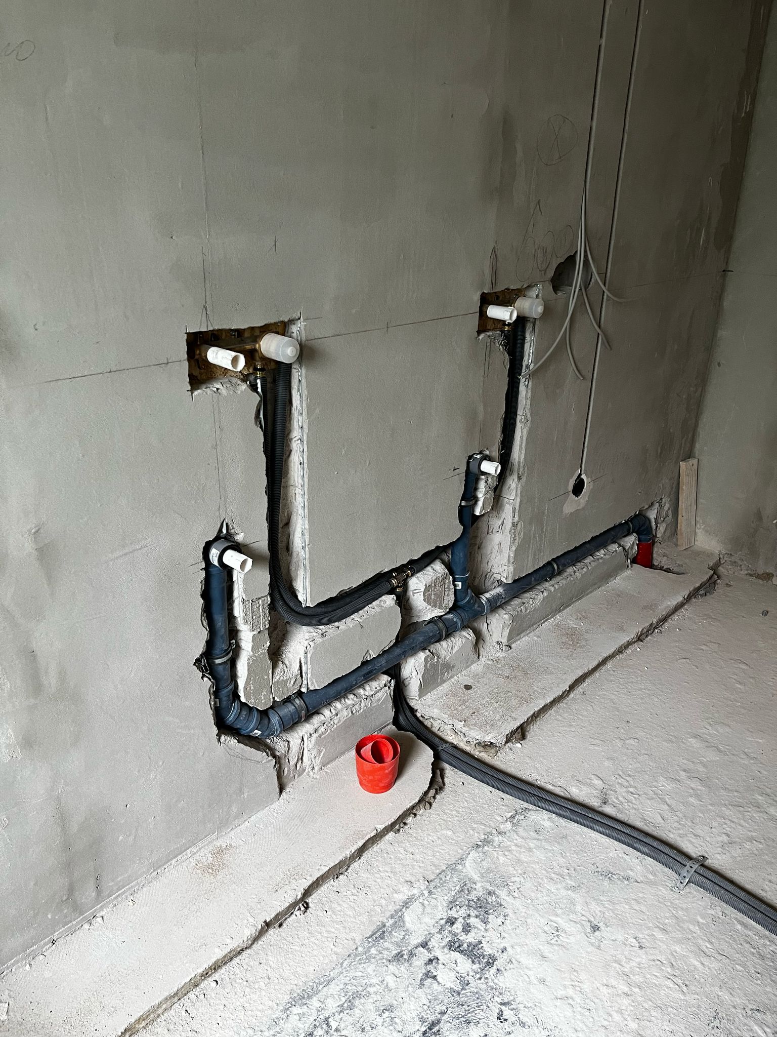 Installation von Elektro- und Sanitärleitungen auf einer Baustelle