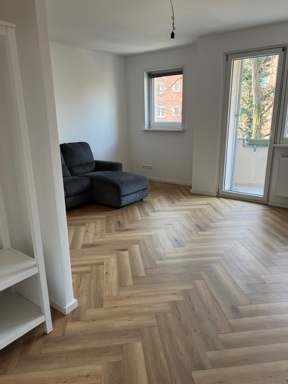 Verlegung von hochwertigem Parkettboden in einem Wohnraum