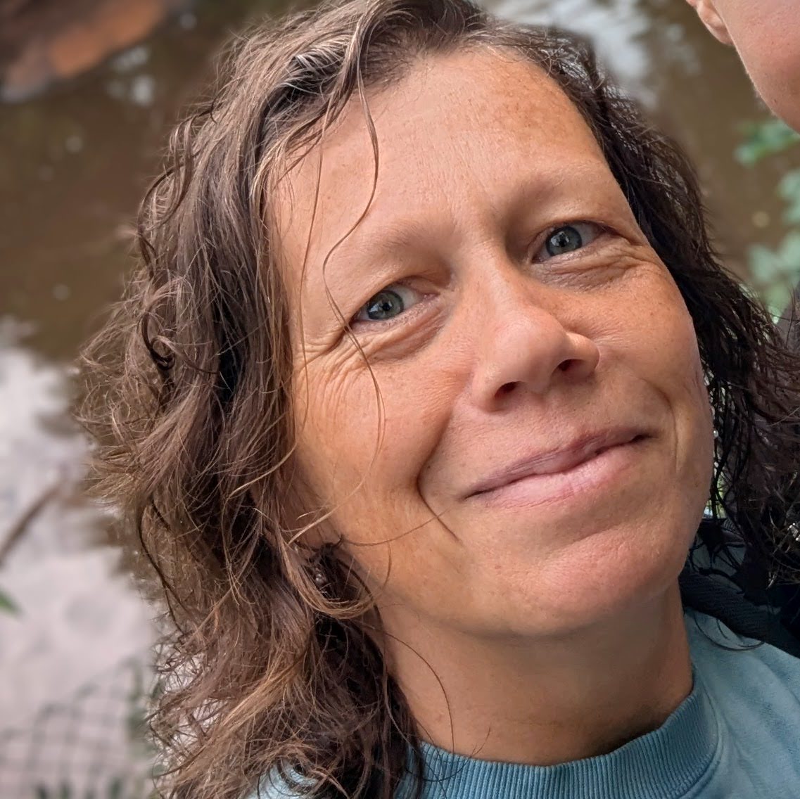 Dani empowers midlife women through creative rituals, emotionally spacious systems, and real-life nourishment. As a supper club host and guide, she blends storytelling, strategy and soulful leadership across her blog and digital offerings.