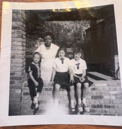 Lille Mae and sisters