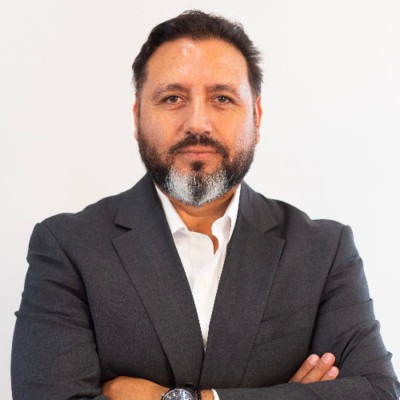 Luis Cruces tiene una profunda formación en Marketing, Negocios, Finanzas y es emprendedor serial, Gerente General de Jenner Healthcare y Director de empresas en Chile y USA.
Su formación es la siguiente:
•	Master of Business Administration (BABSON – UDD)                                          
•	Marketing Internacional (Seneca College )
•	Master en Administración Financiera ( UAI )                                                  
•	Negocios en Internet (Seneca College )
•	Master en Marketing Automation & Growth Hacking (IEBS).                                  
•	Analítica de datos (Warton)
•	Ing. Adm. Empresas M/Marketing (Inacap)                                                    
•	Análisis de EEFF (University of Chicago)
•	Ing. Comercial (U. Federico Santa María)                                                      
•	Marketing Digital (Columbia)
•	Accelerated Management (Yale)

