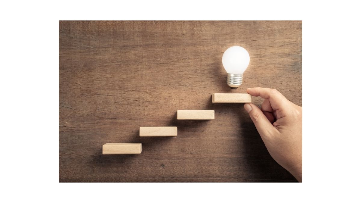 Professional holding up four fingers to represent the 4-step flow