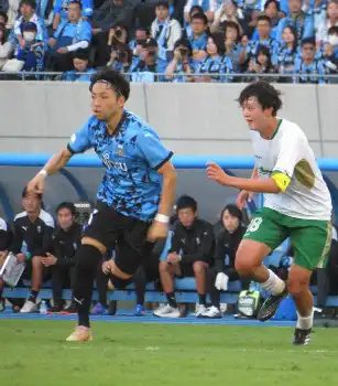 引退震撼彈後再掀波瀾!小林悠復出首戰即破門,川崎前鋒U-21狂掃東京V