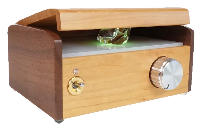 天然木アンプW-Amp12の蓋を開けると、中からやわらかな灯りがともっている様子