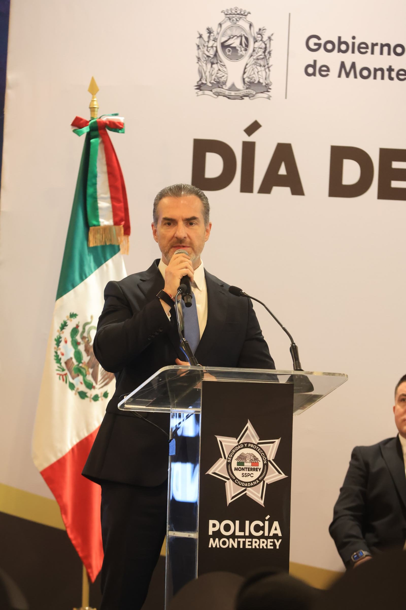 Ascienden a 100 policías y tránsitos de Monterrey