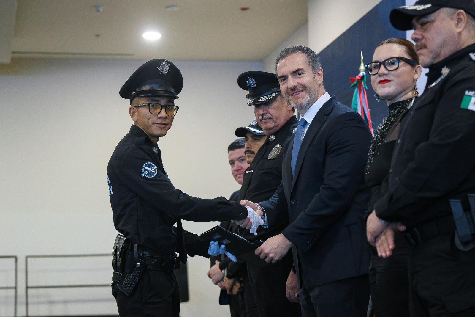 Ascienden a 100 policías y tránsitos de Monterrey