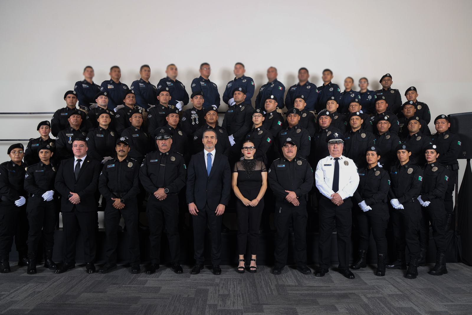 Ascienden a 100 policías y tránsitos de Monterrey
