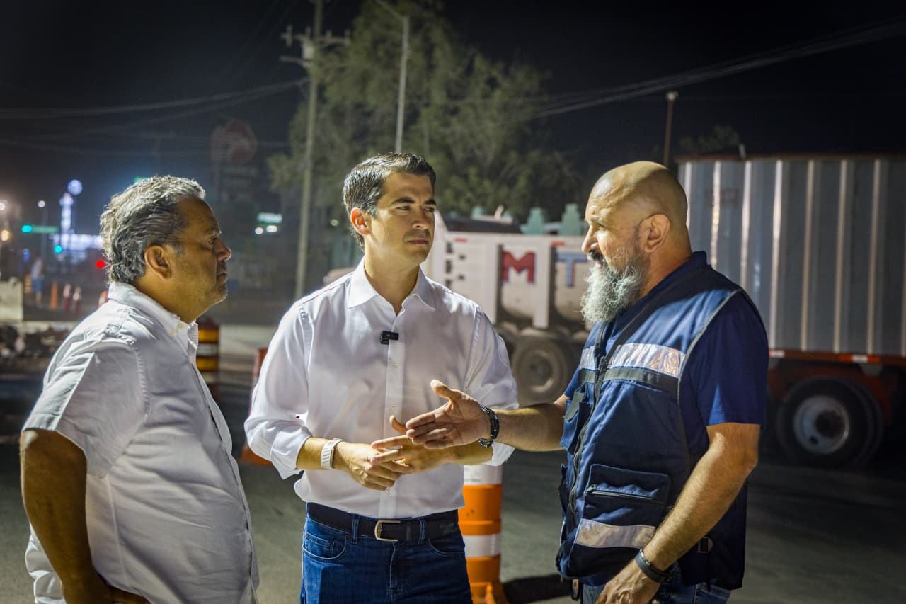 Realiza Monterrey trabajos nocturnos de bacheo en avenida Los Ángeles