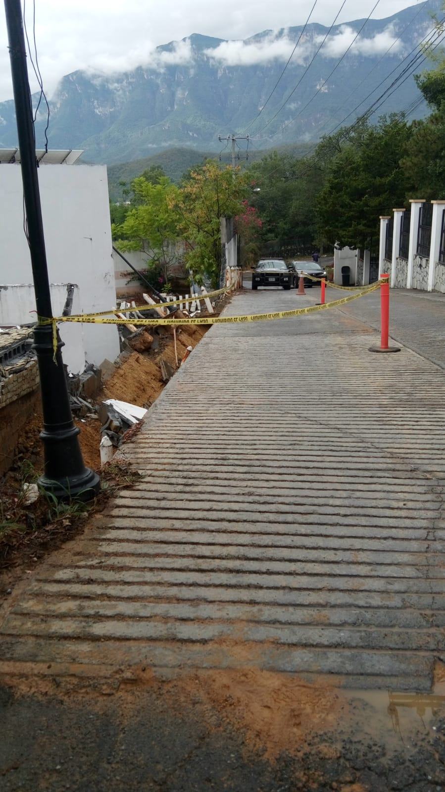 RESGUARDAN CALLE POR DERRUMBE DE BARDA