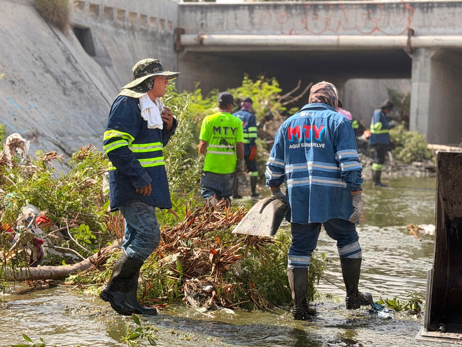 Intensifica Municipio de Monterrey limpieza de Canal Aztlán