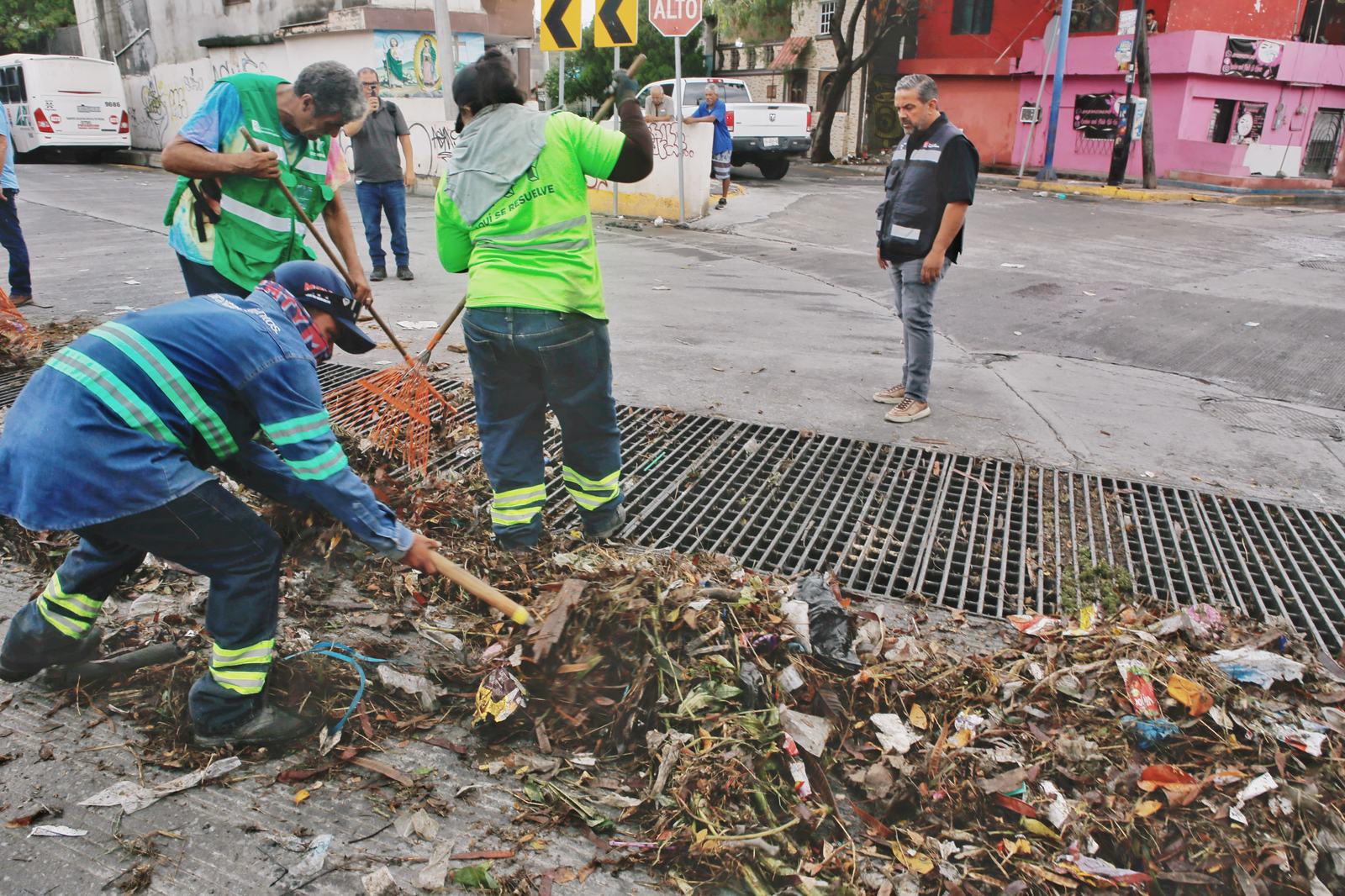 Intensifica Municipio de Monterrey limpieza de parrillas, bocatormentas y transversales