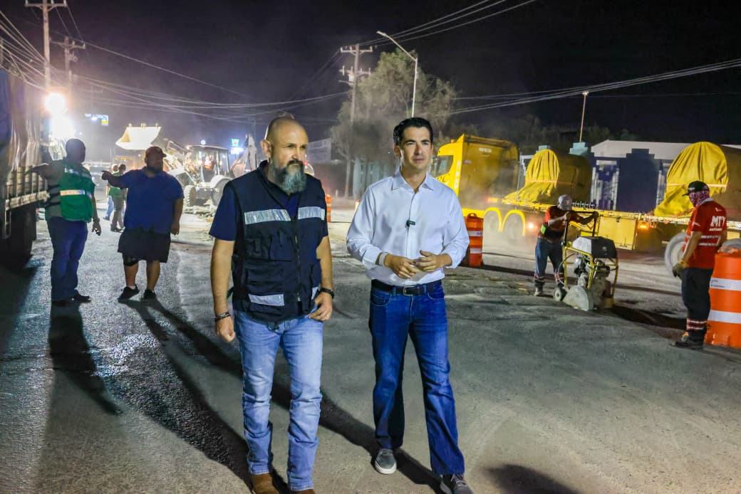 Realiza Monterrey trabajos nocturnos de bacheo en avenida Los Ángeles