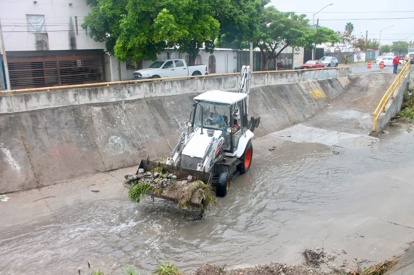 Retira Gobierno de Monterrey 4 mil toneladas de basura y escombro del Canal Medular