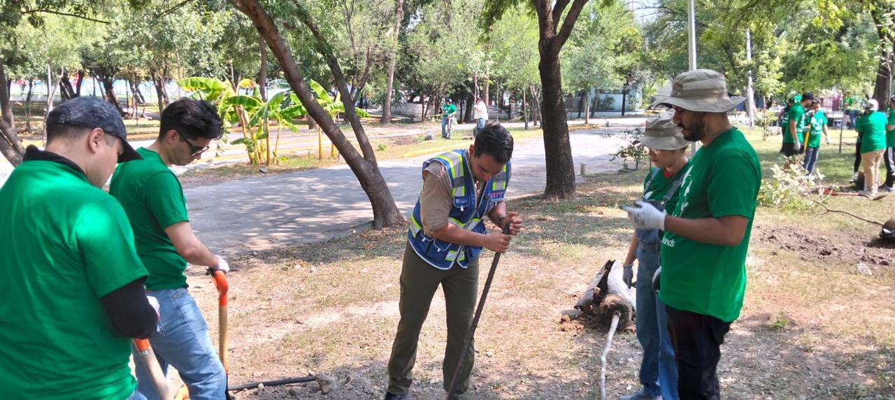 Realiza Gobierno de Monterrey jornada de forestación en el Parque España por su 59 aniversario