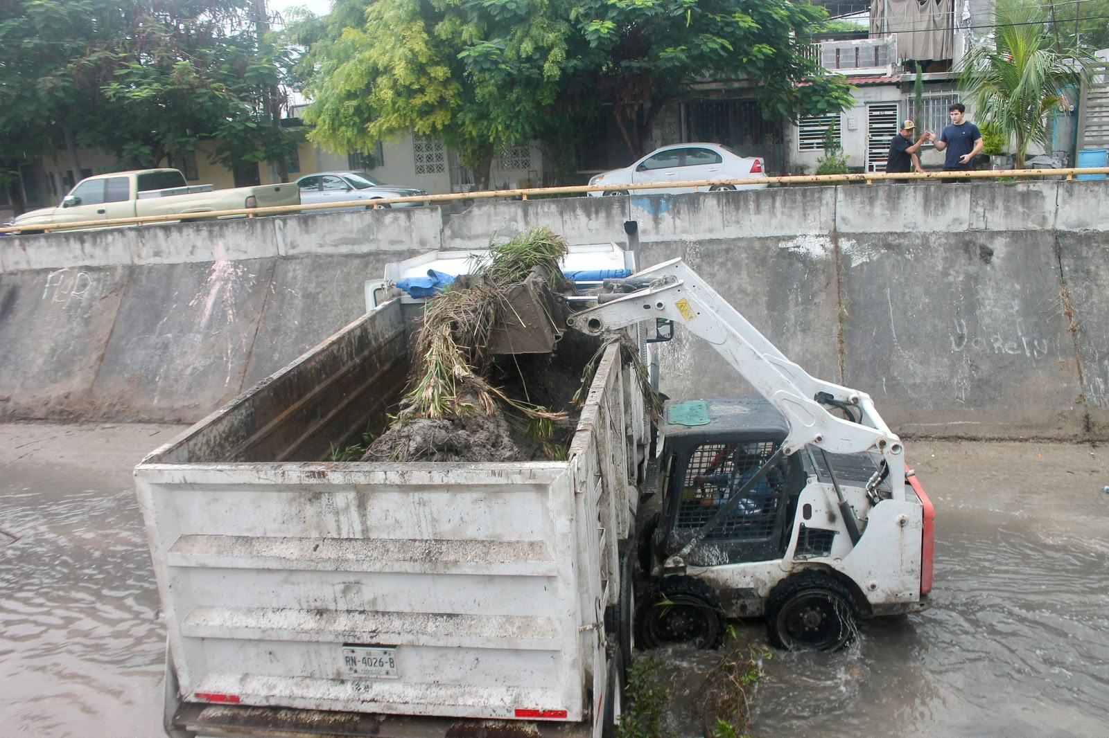 Retira Gobierno de Monterrey 4 mil toneladas de basura y escombro del Canal Medular