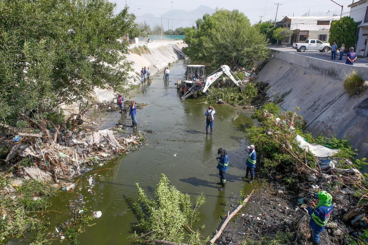 Intensifica Municipio de Monterrey limpieza de Canal Aztlán