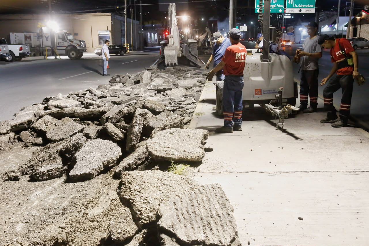Recibe Avenida Rangel Frías mantenimiento de carpeta asfáltica