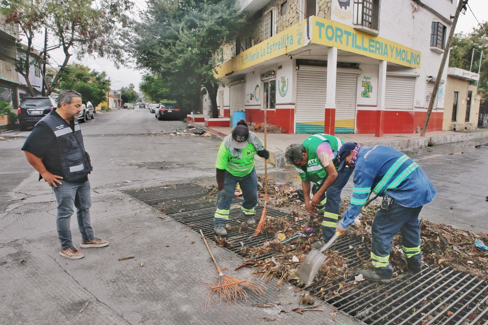 Intensifica Municipio de Monterrey limpieza de parrillas, bocatormentas y transversales