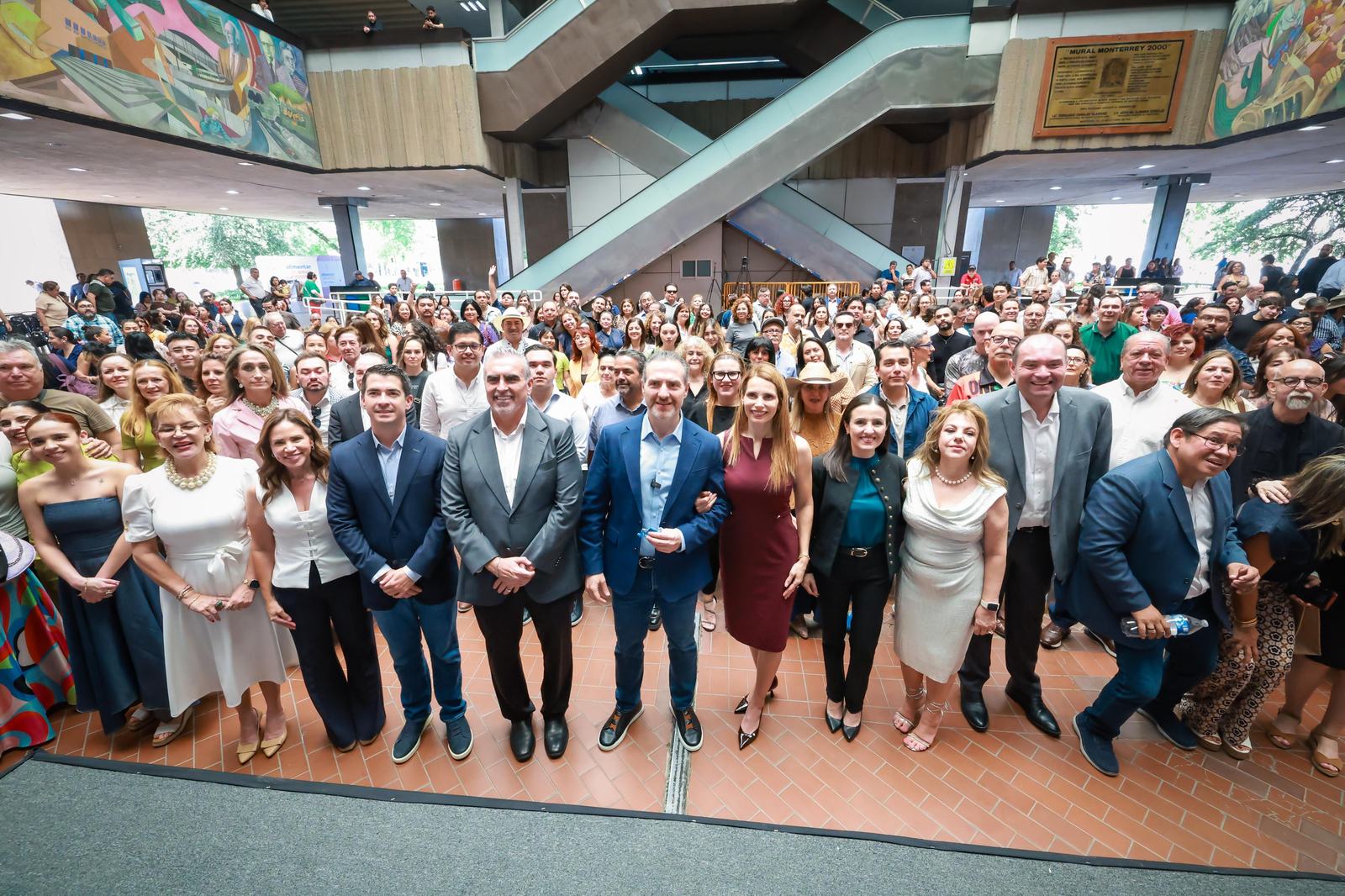 Presenta Monterrey exposición “Series Regias” con causa a favor de mujeres con cáncer de mama