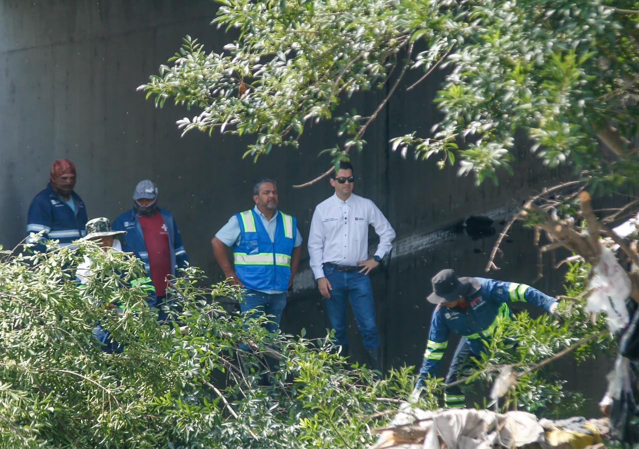 Intensifica Municipio de Monterrey limpieza de Canal Aztlán