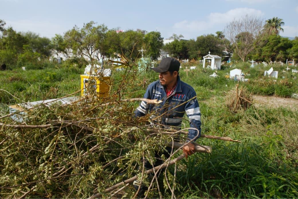 Refuerza Monterrey limpieza y mantenimiento en panteones municipales