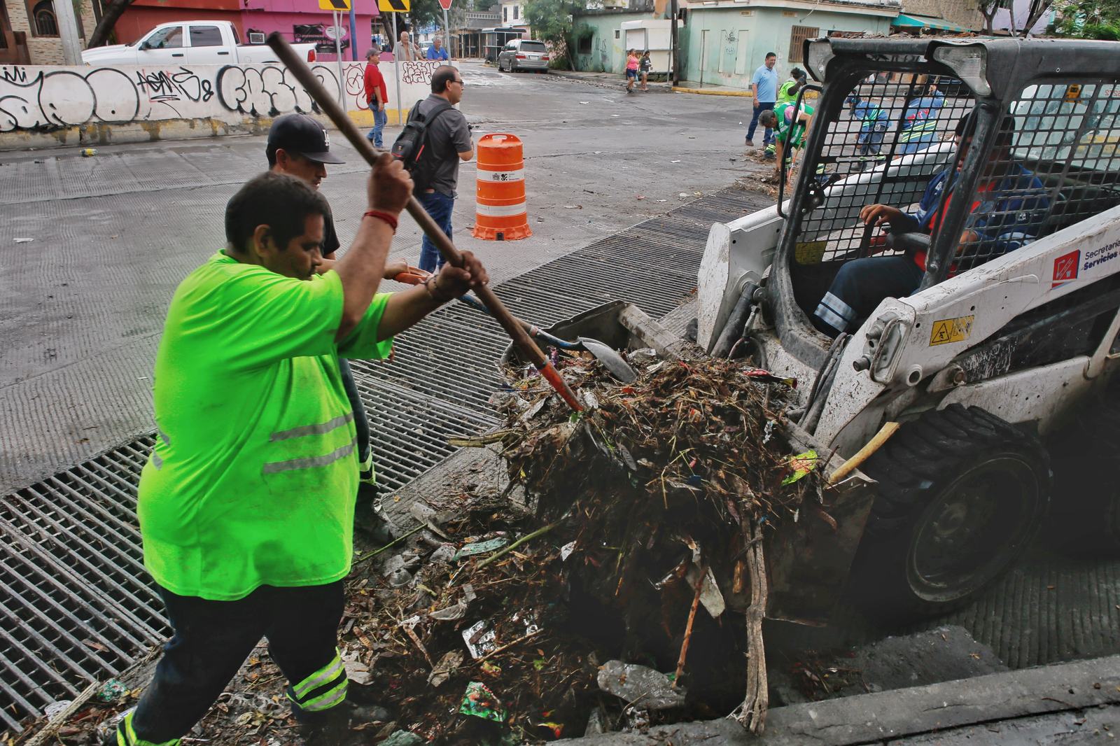 Intensifica Municipio de Monterrey limpieza de parrillas, bocatormentas y transversales