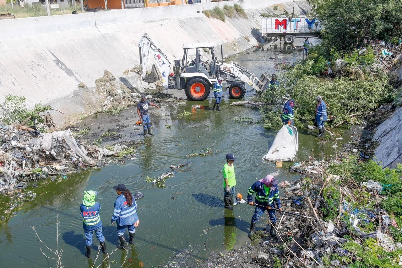 Intensifica Municipio de Monterrey limpieza de Canal Aztlán