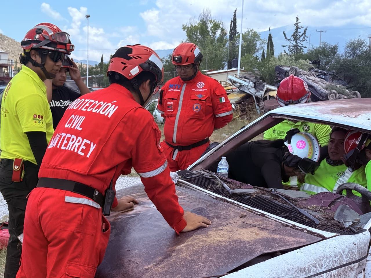 Capacita Protección Civil de Monterrey a rescatistas de Galeana