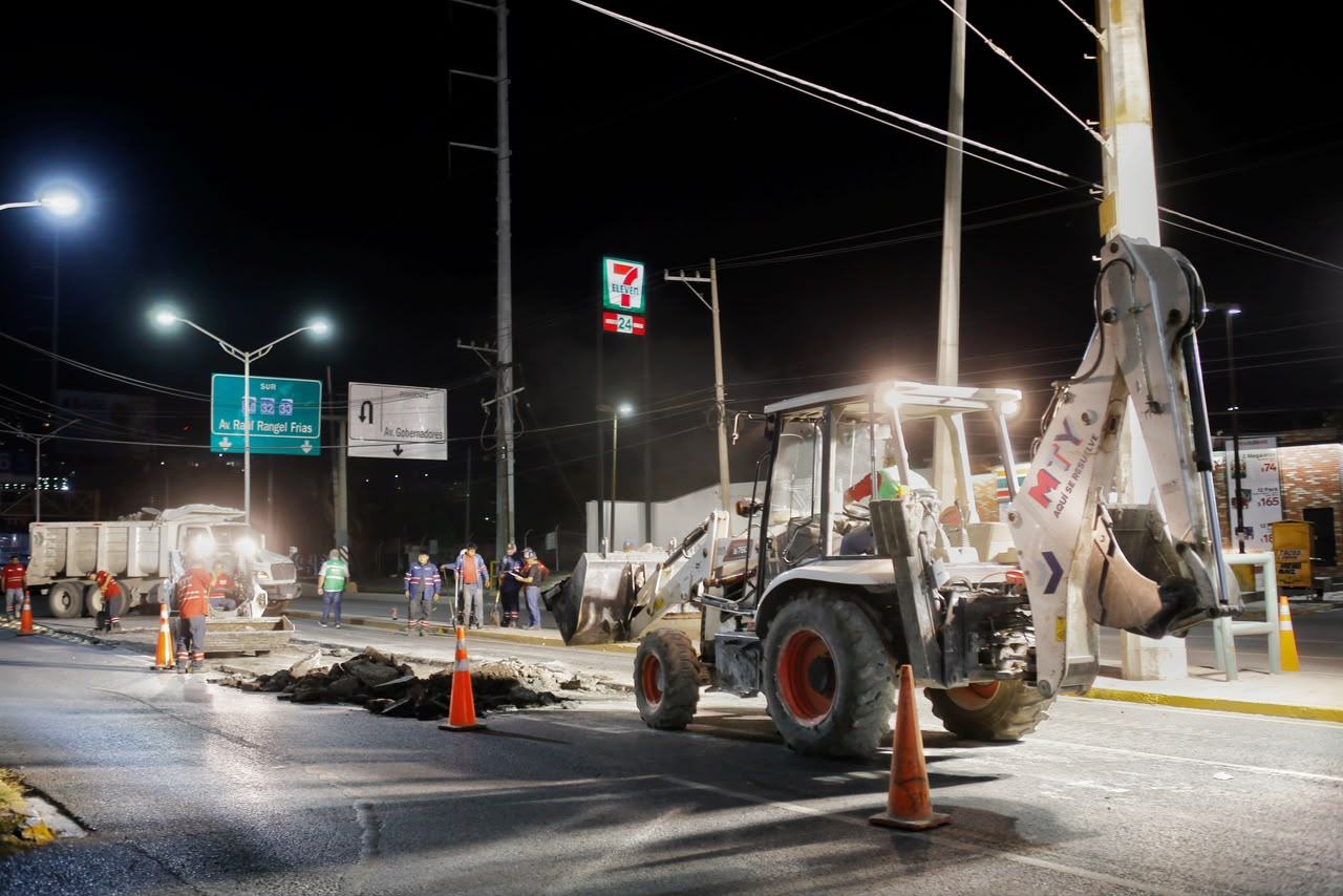 Recibe Avenida Rangel Frías mantenimiento de carpeta asfáltica