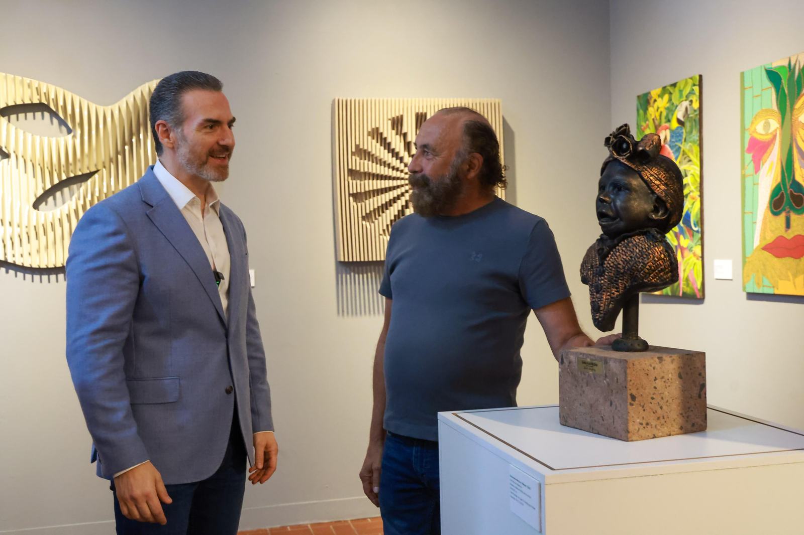 Inaugura Adrián de la Garza exposición “Arte Regio 2026”