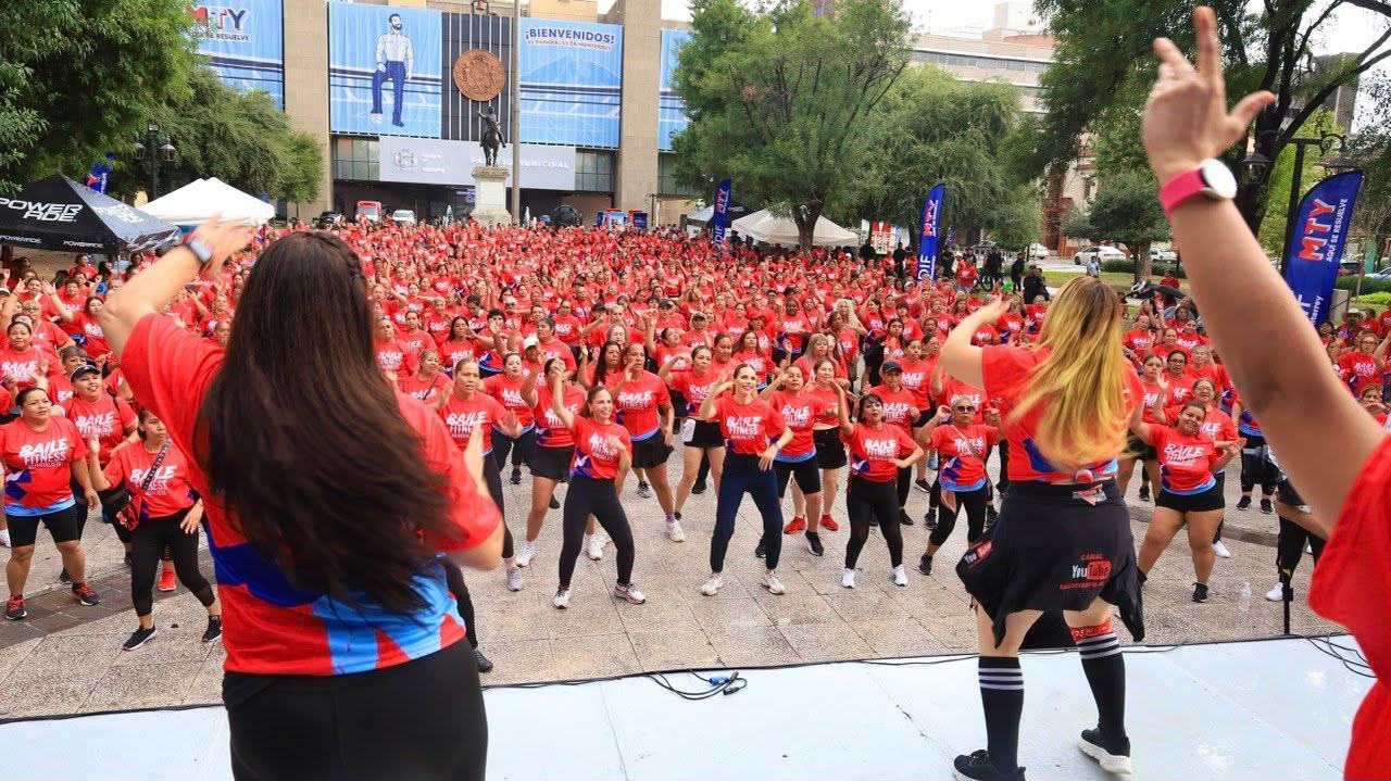 Participan cientos de mujeres en el primer Baile Fitness del DIF Monterrey