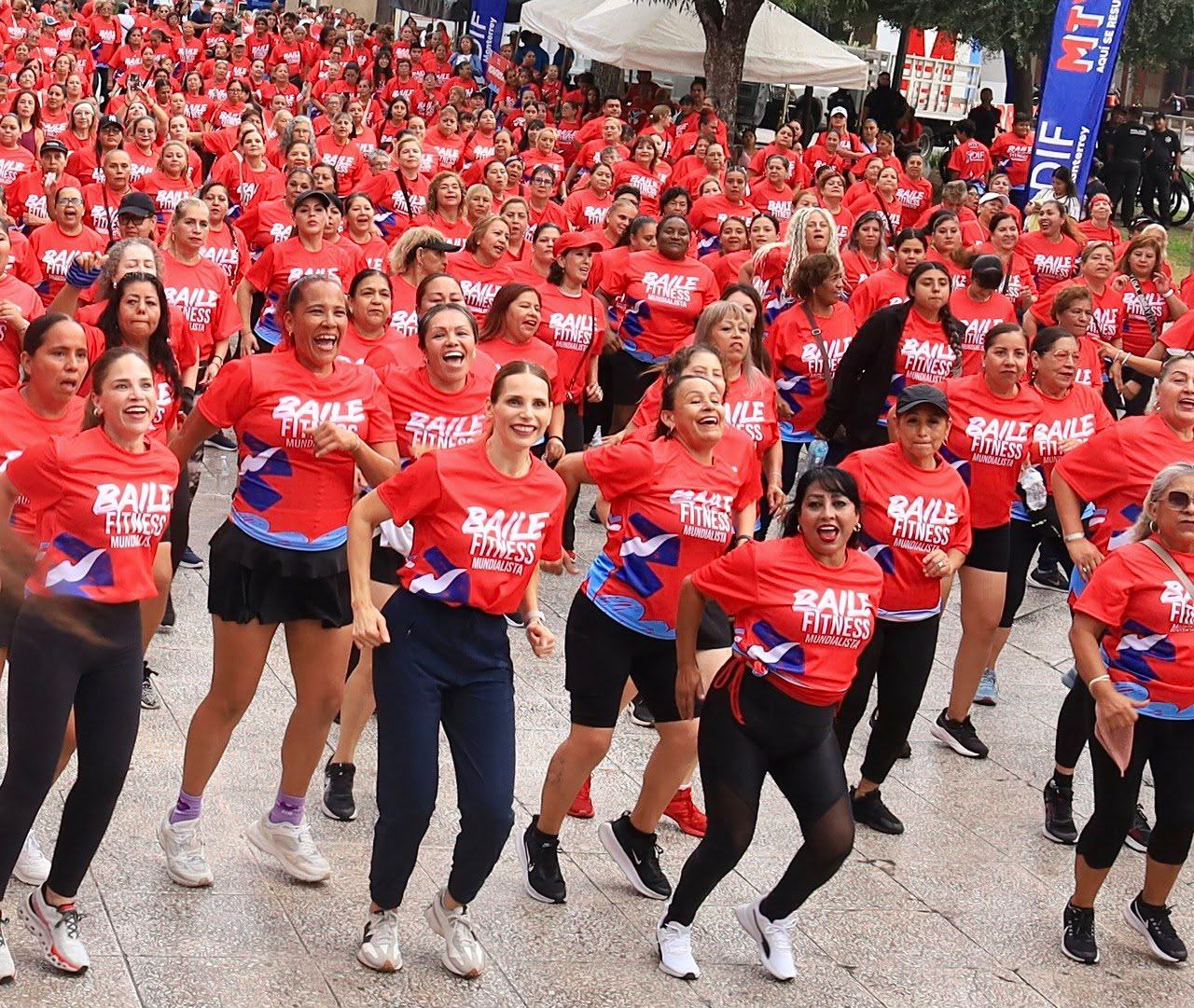 Participan cientos de mujeres en el primer Baile Fitness del DIF Monterrey