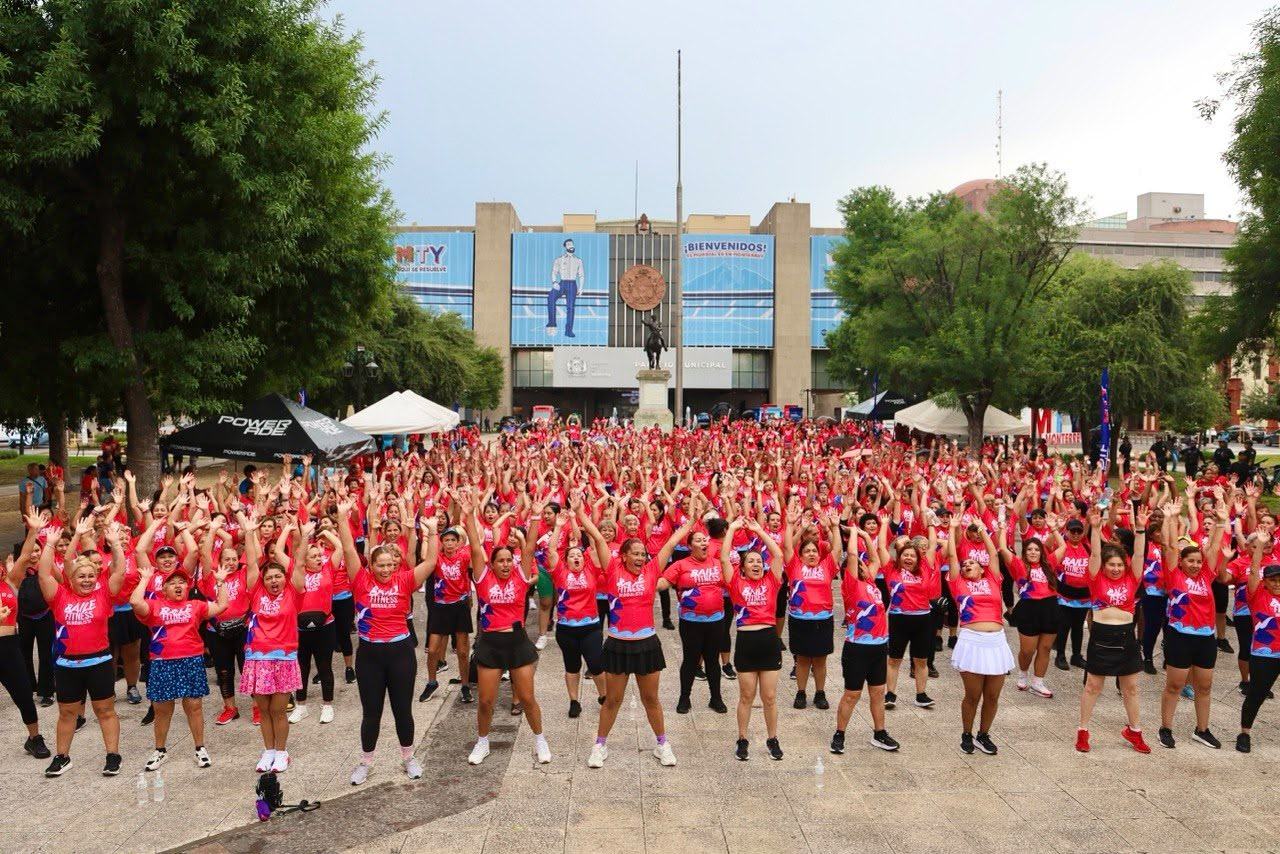 Participan cientos de mujeres en el primer Baile Fitness del DIF Monterrey