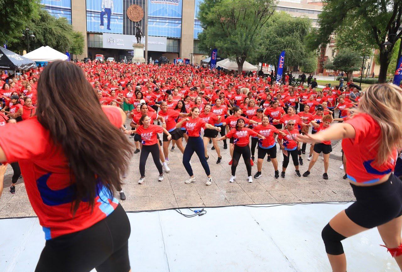 Participan cientos de mujeres en el primer Baile Fitness del DIF Monterrey