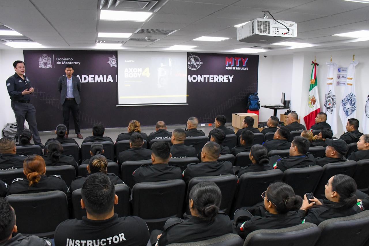 Capacitan a Policías de Monterrey en uso de cámaras corporales con traductor de idiomas