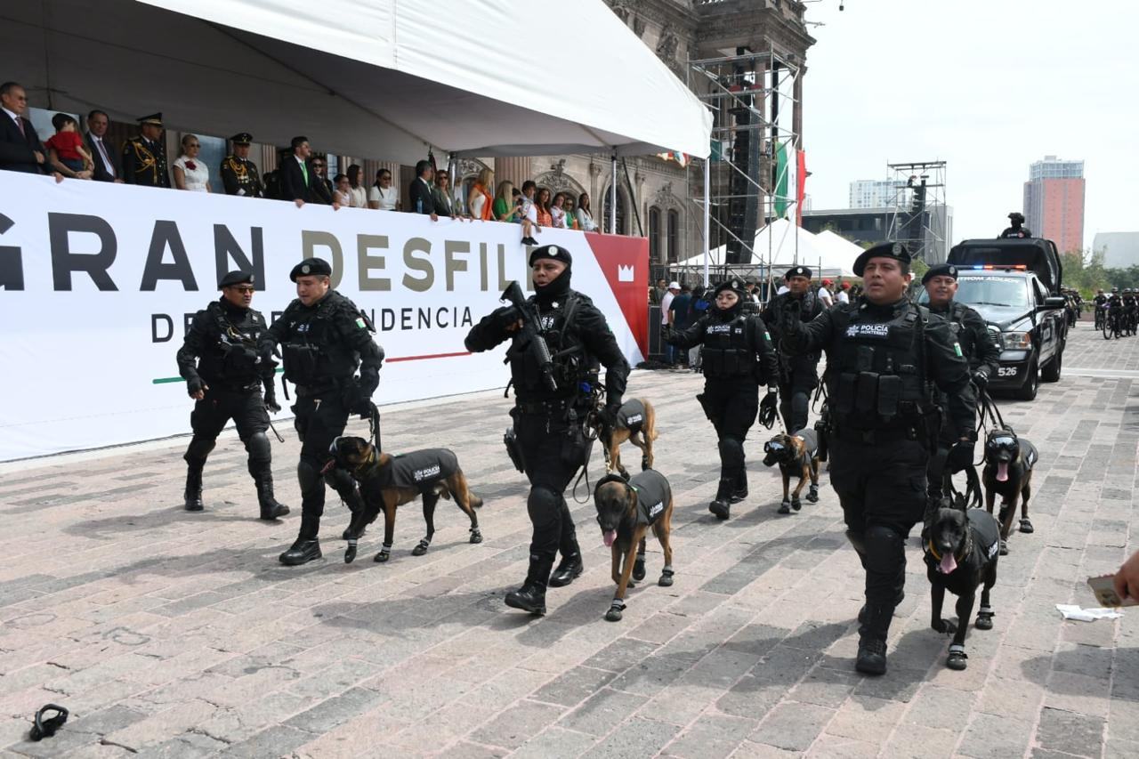 Desfilan policías y tránsitos regios