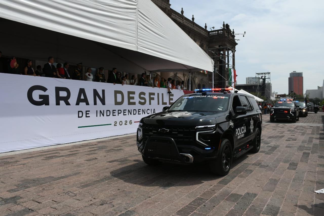 Desfilan policías y tránsitos regios