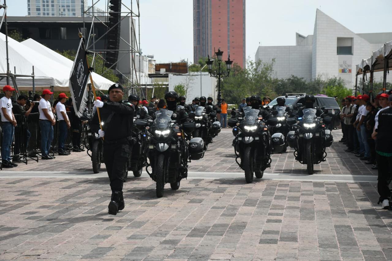 Desfilan policías y tránsitos regios