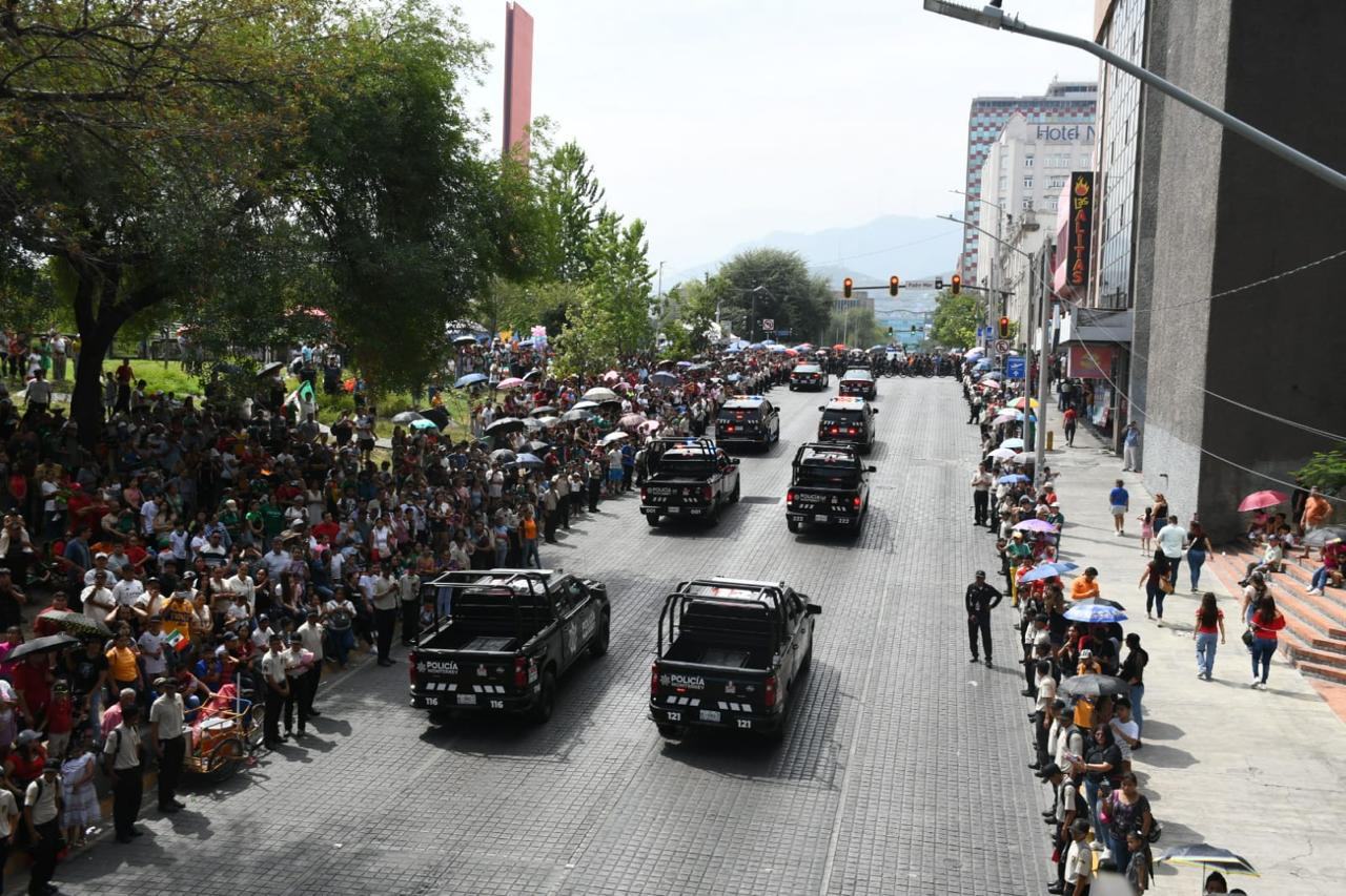 Desfilan policías y tránsitos regios