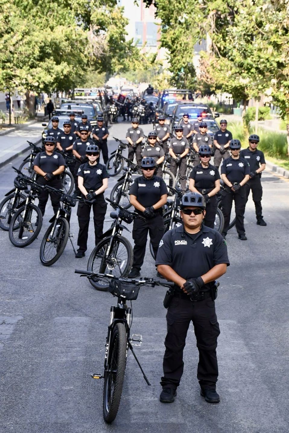 Desfilan policías y tránsitos regios