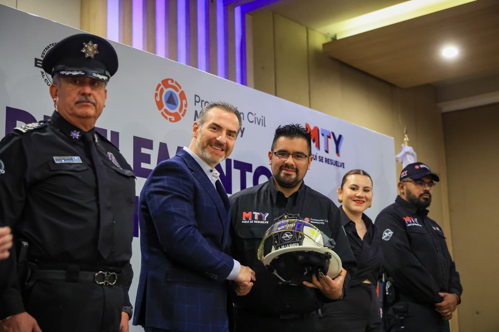 Gradúa Monterrey 30 cadetes de la Primera Academia de Protección Civil en México