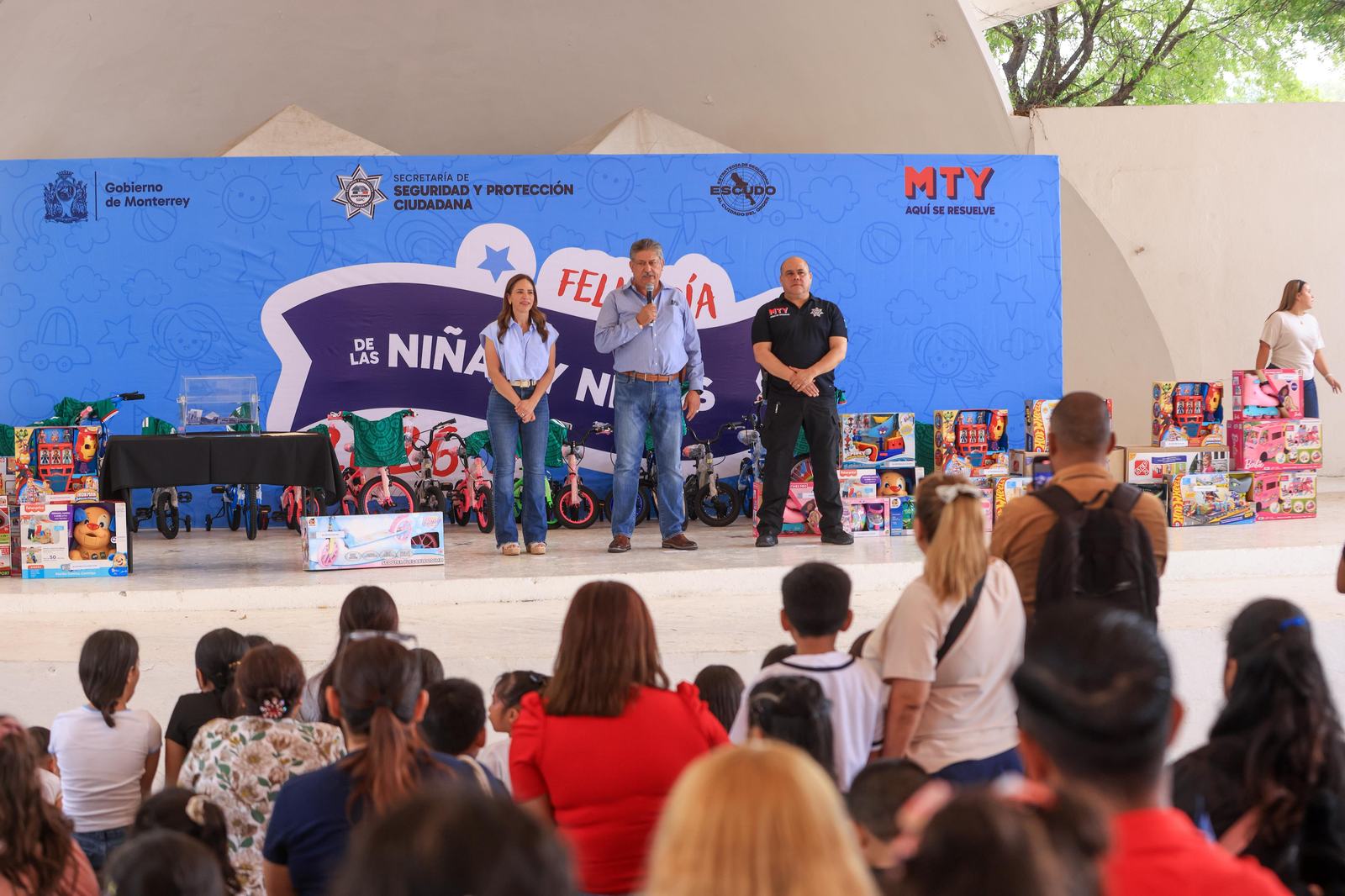 Festejan a hijos de policías y tránsitos de Monterrey
