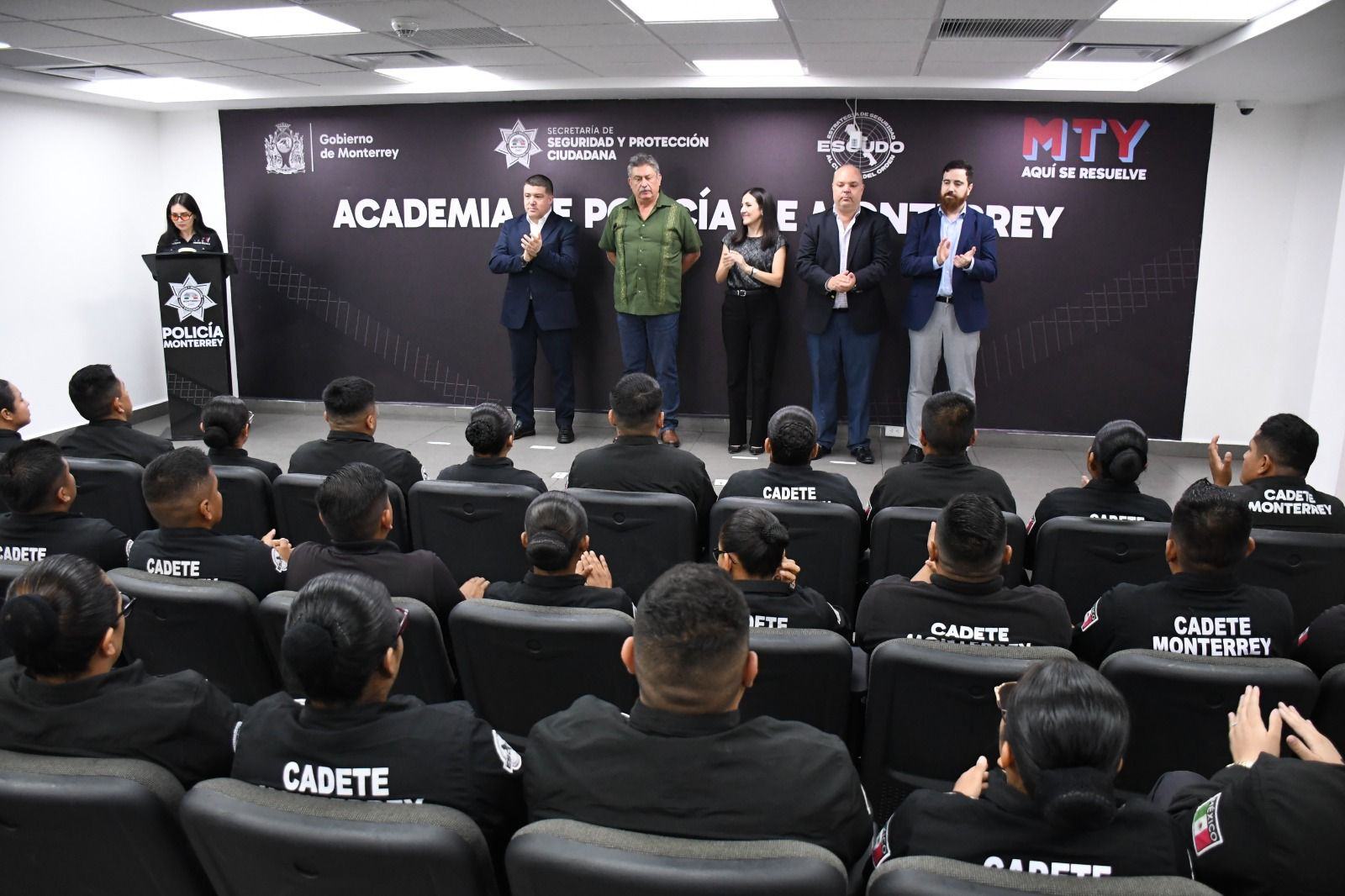 Entregan constancias a 40 cadetes que terminan curso de inglés