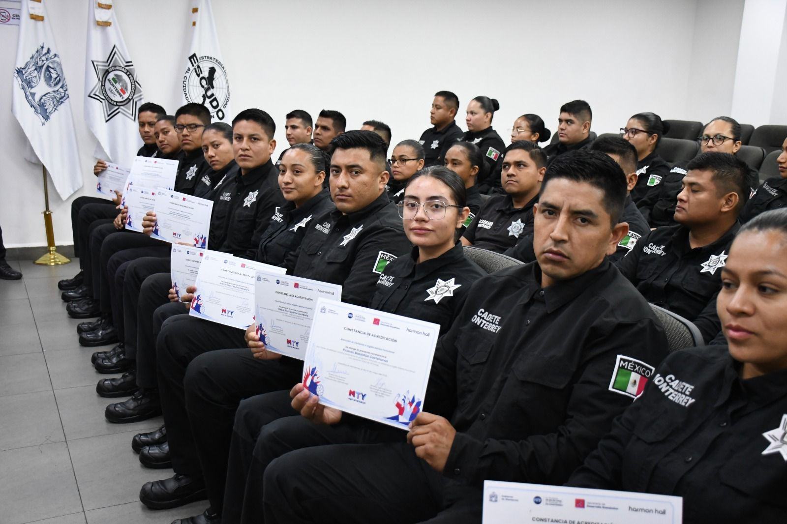 Entregan constancias a 40 cadetes que terminan curso de inglés