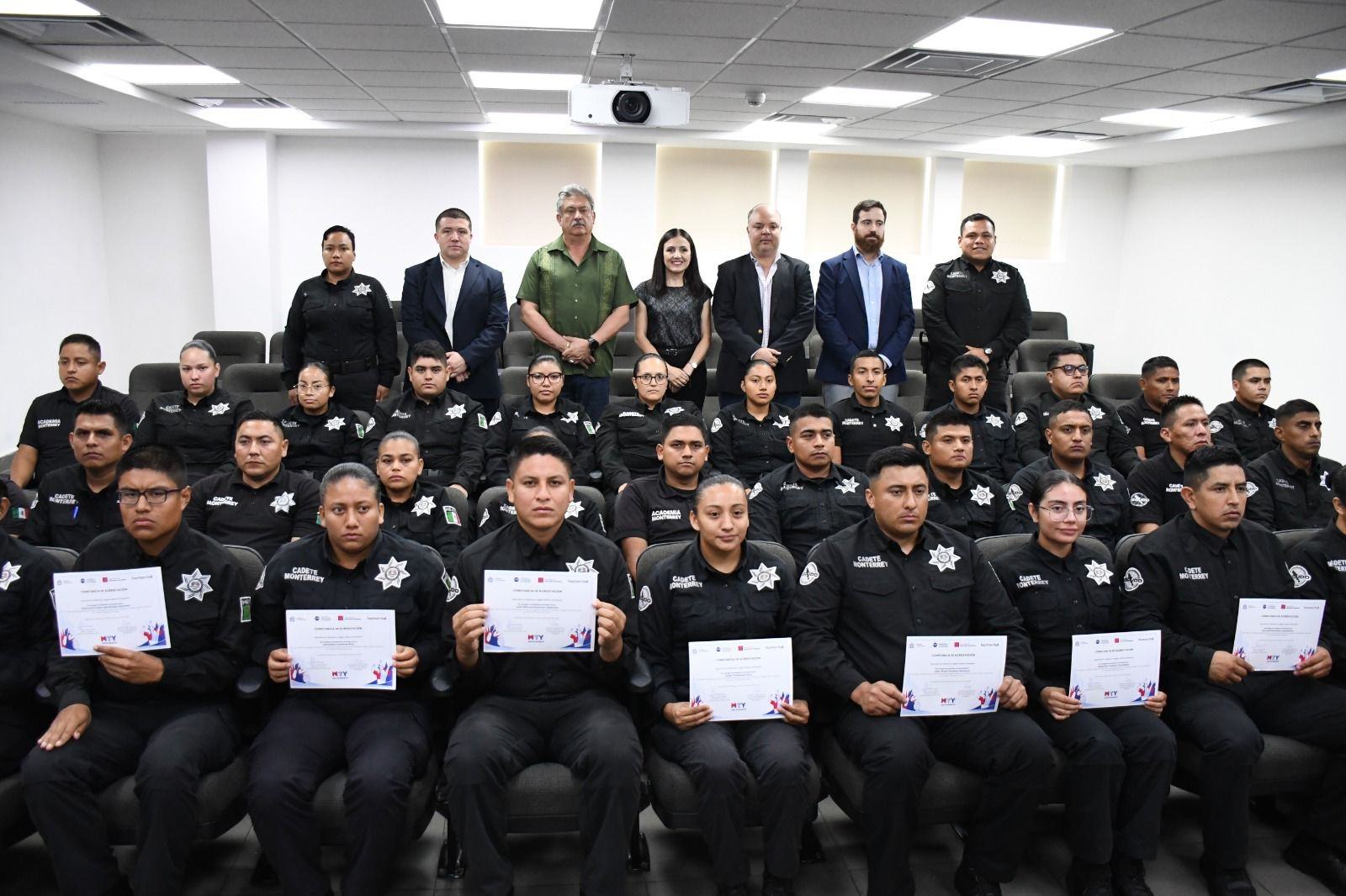 Entregan constancias a 40 cadetes que terminan curso de inglés