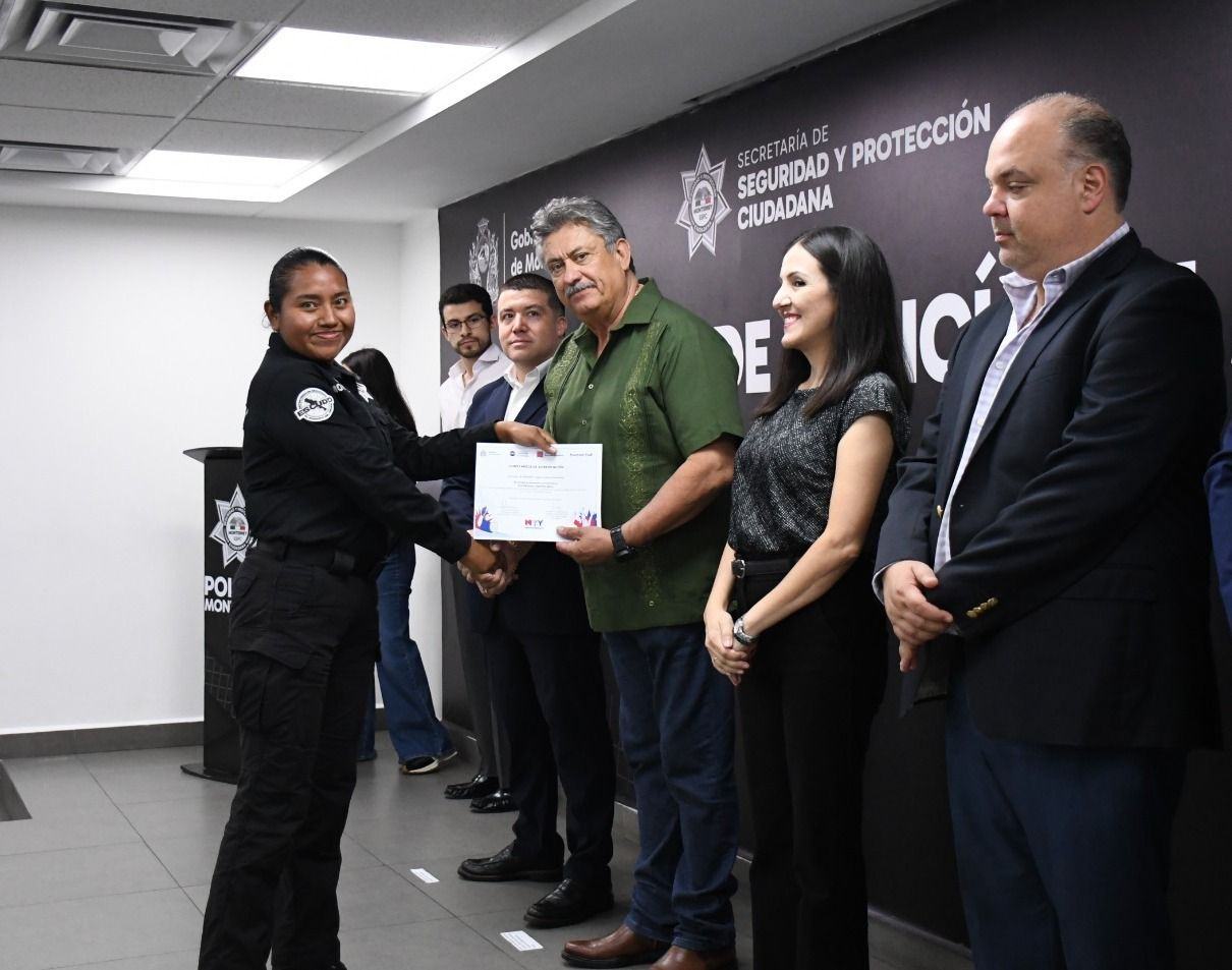 Entregan constancias a 40 cadetes que terminan curso de inglés
