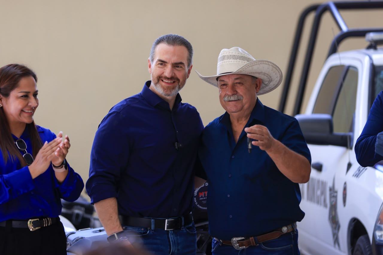 Entrega Adrián de la Garza patrullas a los municipios de Anáhuac, Bustamante y Lampazos