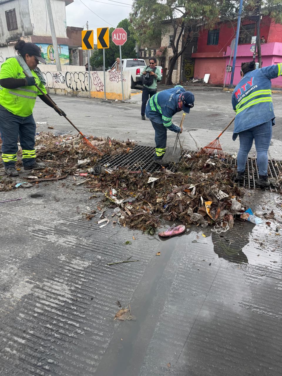 Refuerza Monterrey limpieza de rejillas ante las lluvias