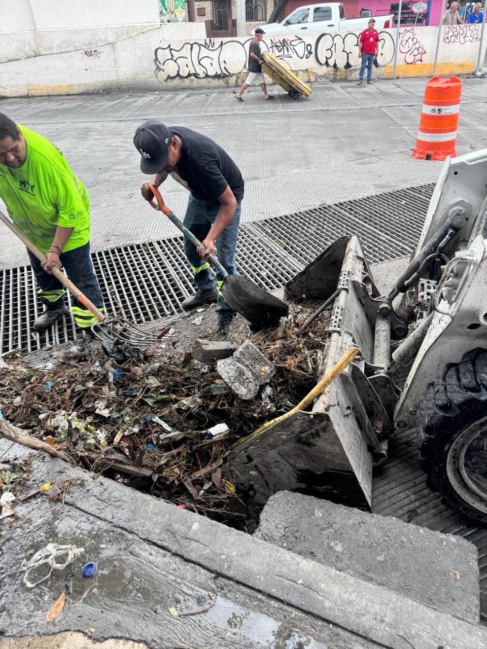 Refuerza Monterrey limpieza de rejillas ante las lluvias